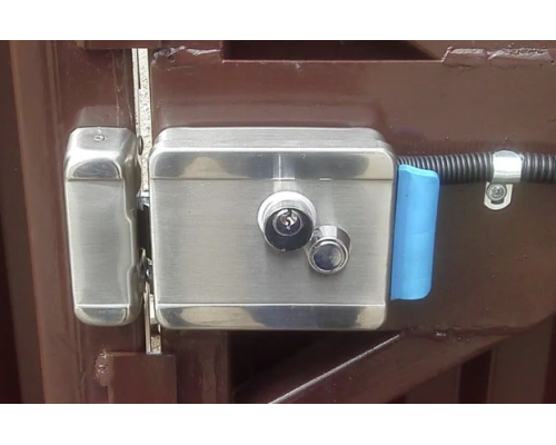 Mounting and Connecting Surface-Mounted Locks on Metal Doors