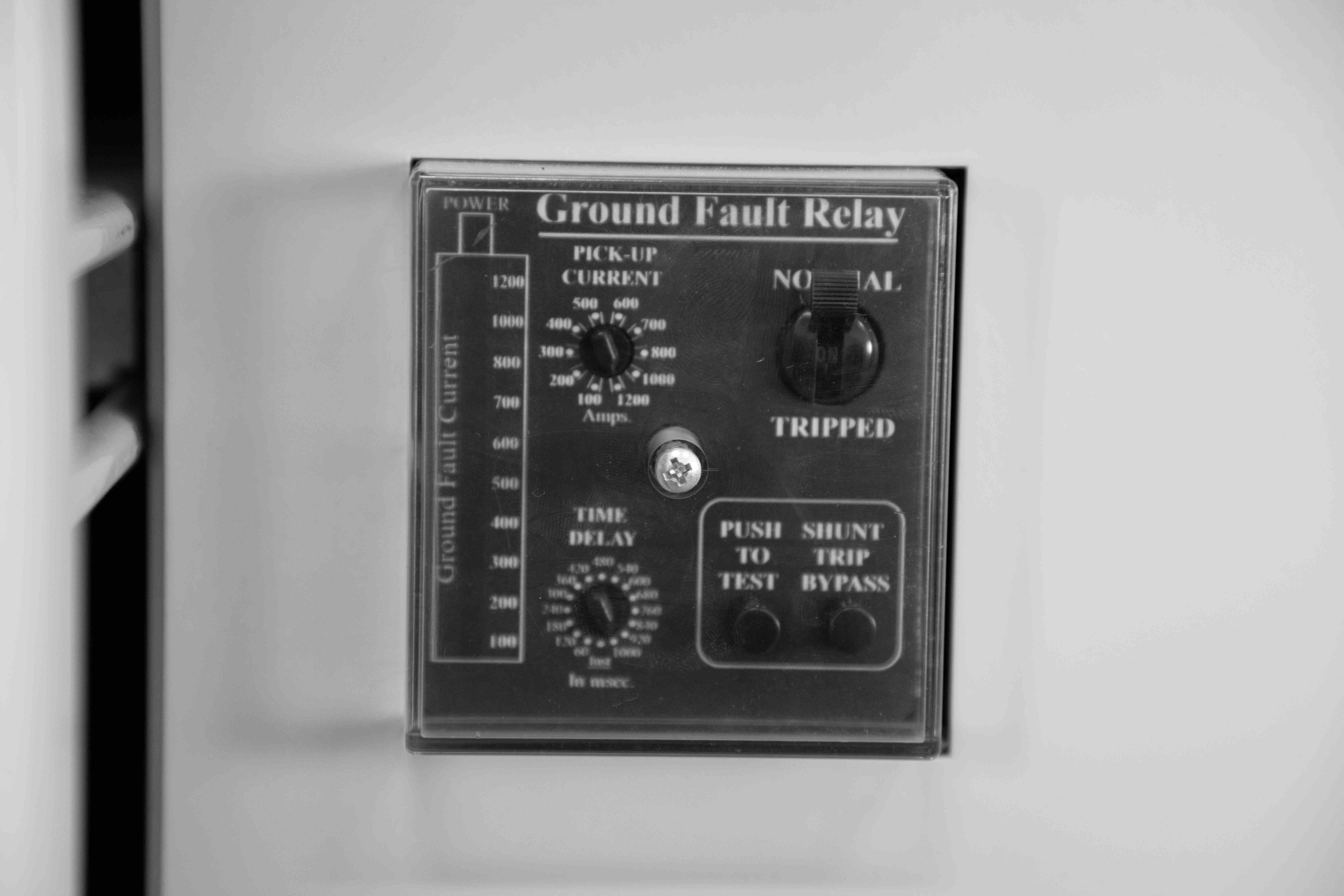 Fused Disconnect Switch, 600 Amp, 15KV AC, 4-Pole 4-Wire, (4) Class L Time Delay Fuses, NEMA 3R